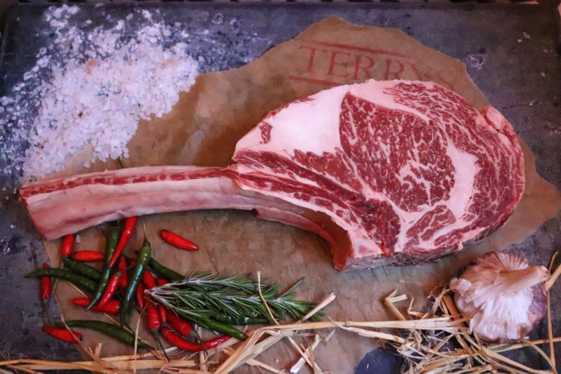 Wagyu Tomahawk s dlouhou kostí AUS BMS 8/9