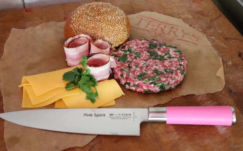 200g burger ze stařeného hov. masa s koriandrem